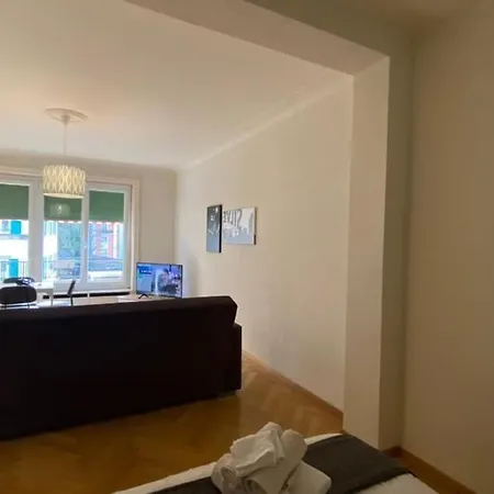 Large 7 Minutes Walking To Train Station *